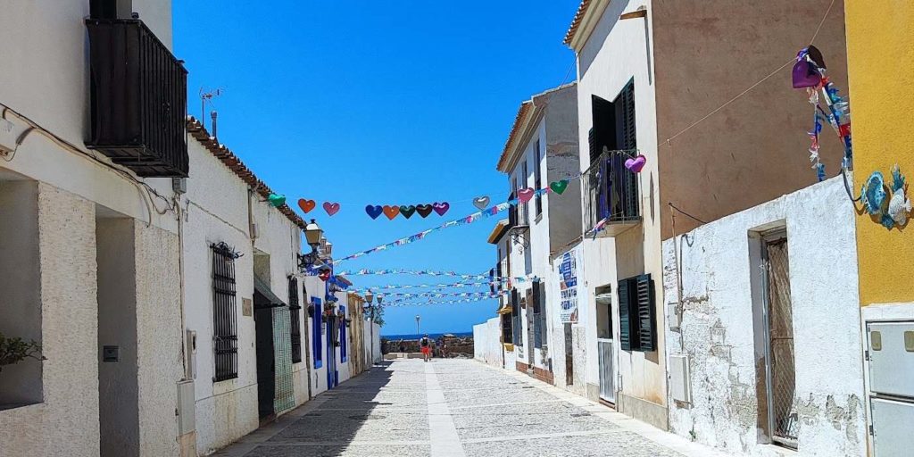 Calle del pueblo de Tabarca con banderines