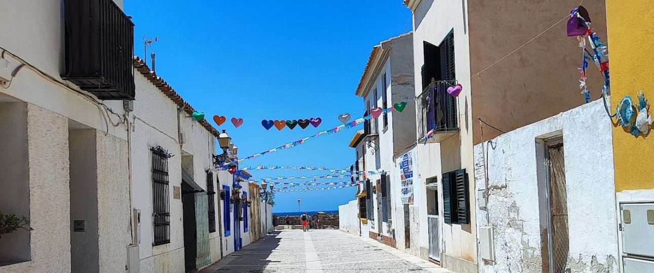 Calle del pueblo de Tabarca con banderines