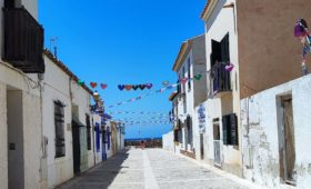 Calle del pueblo de Tabarca con banderines