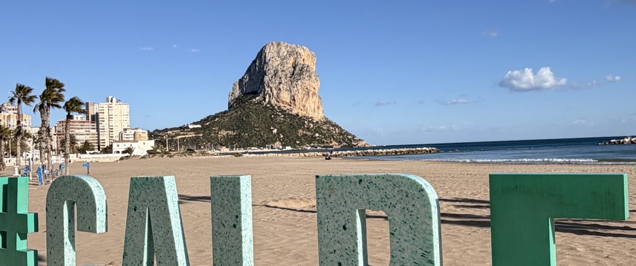 Las letras de Calpe con el Peñón de Ifach al fondo