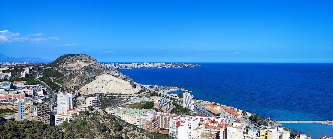 La costa y la ciudad de Alicante vistas desde lo alto