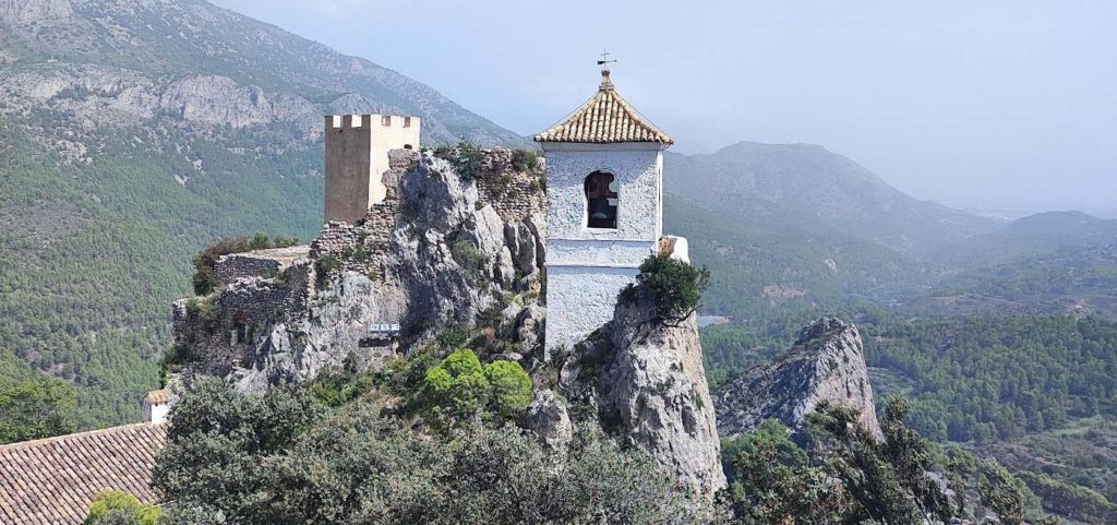 El campanario de Guadalest sobre la roca