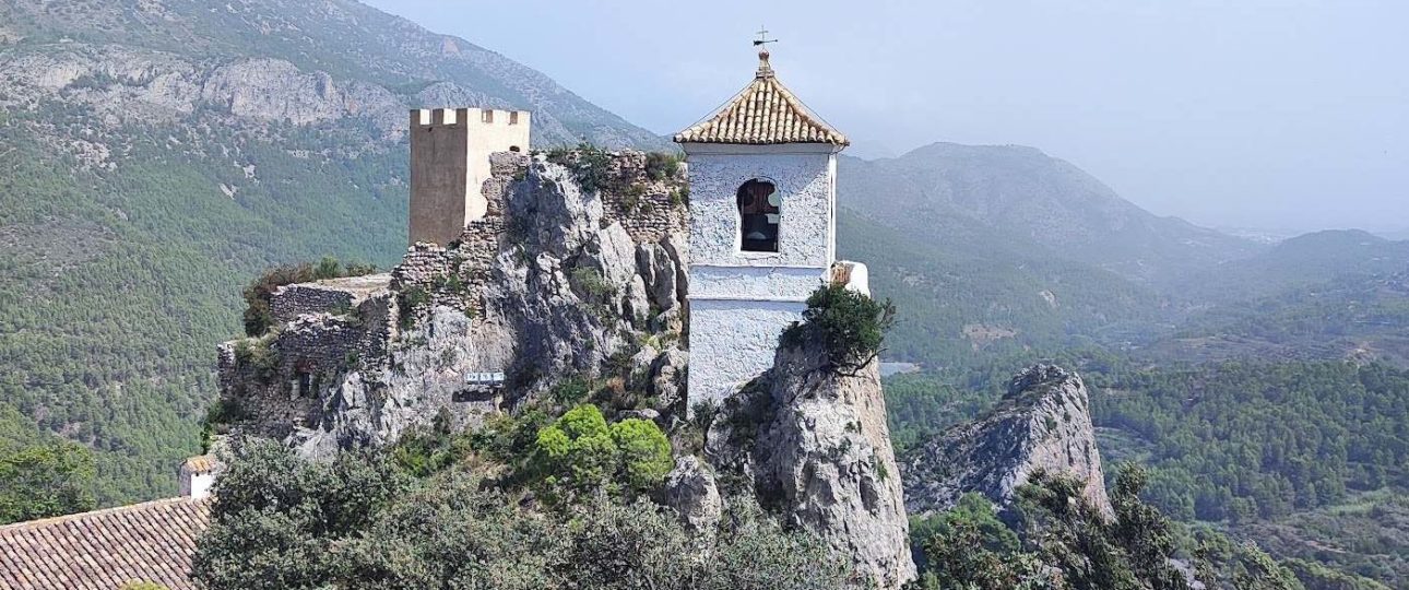 El campanario de Guadalest sobre la roca