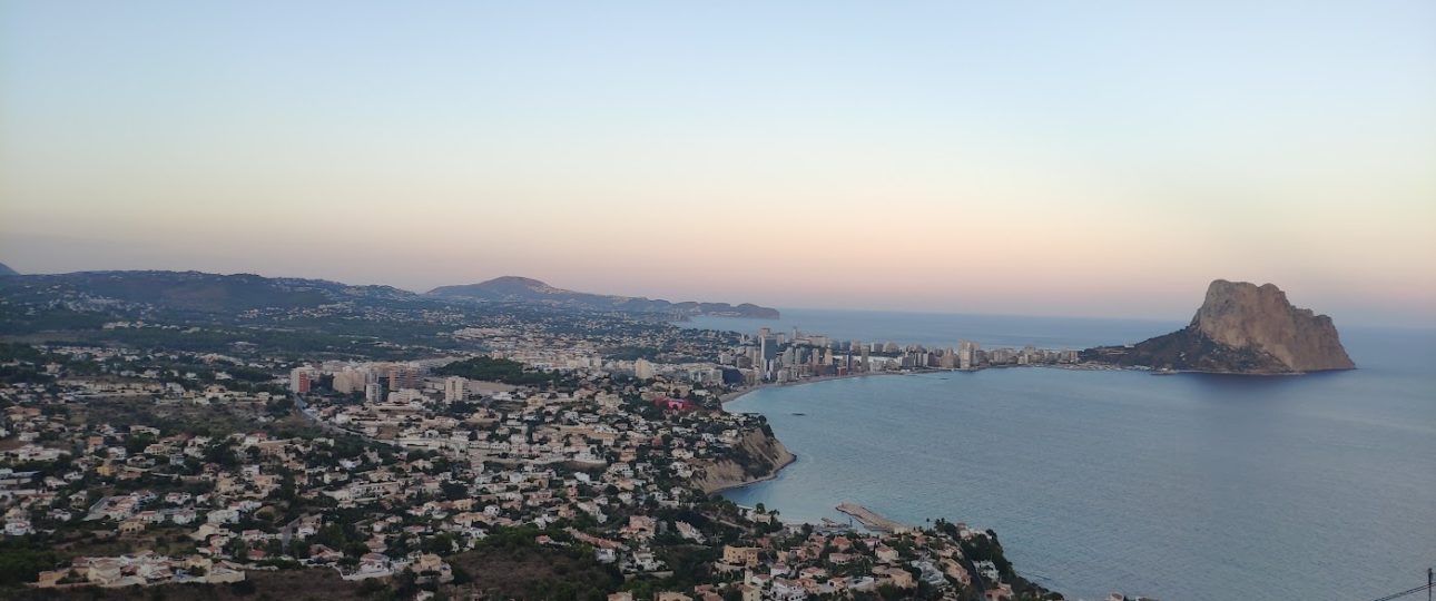 El Peñón de Ifach y la bahía de Calpe al atardecer