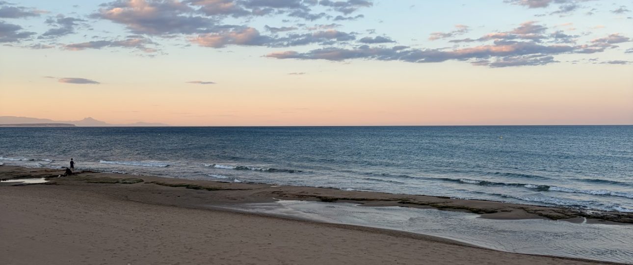La playa de Guardamar al atardecer