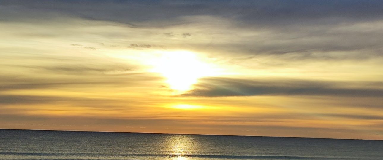 Puesta de sol sobre el mar en Torrevieja