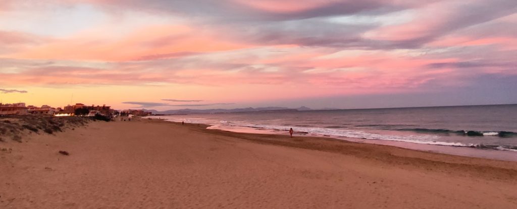 Cielo rosado al atardecer en la playa de Torrevieja
