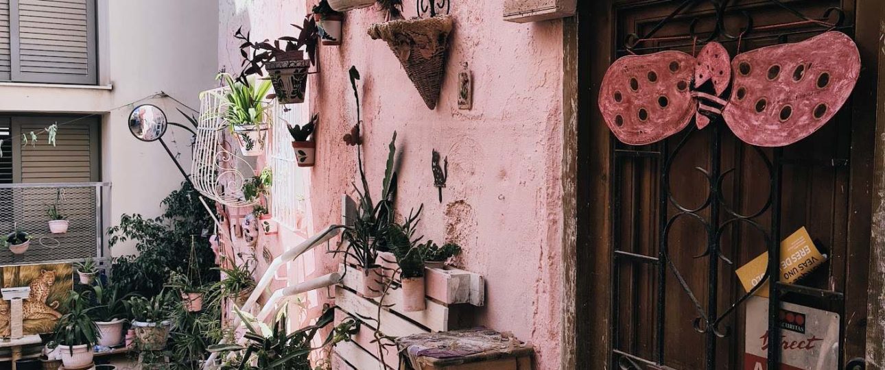 Fachada con puerta decorada en el casco antiguo de Alicante